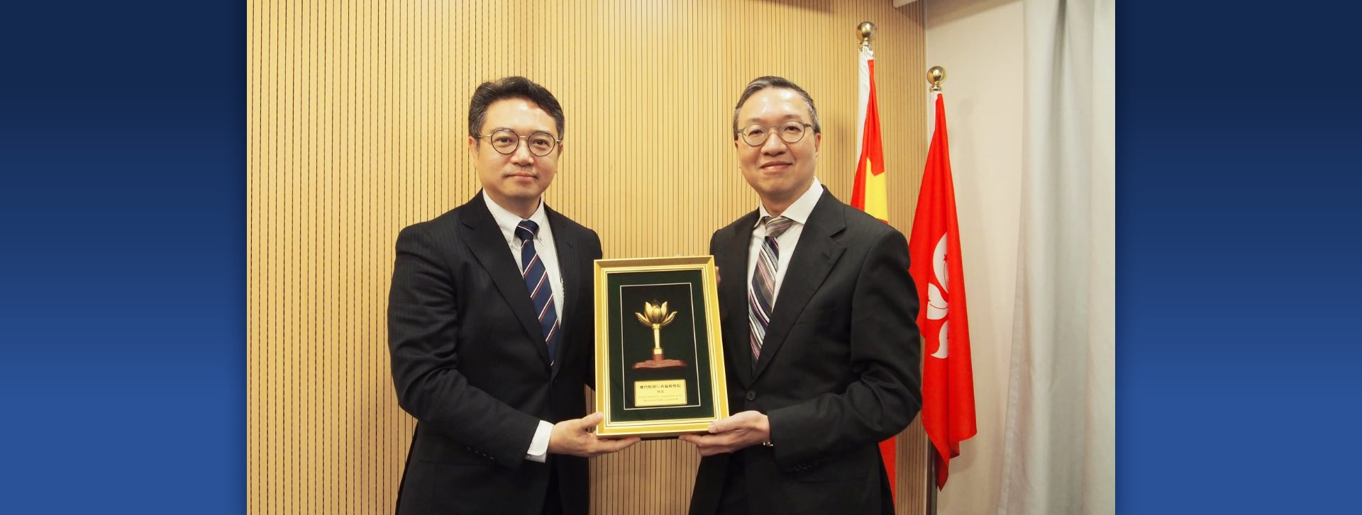 2026.09.14_唐曉峰檢察長向林定國司長致送紀念品